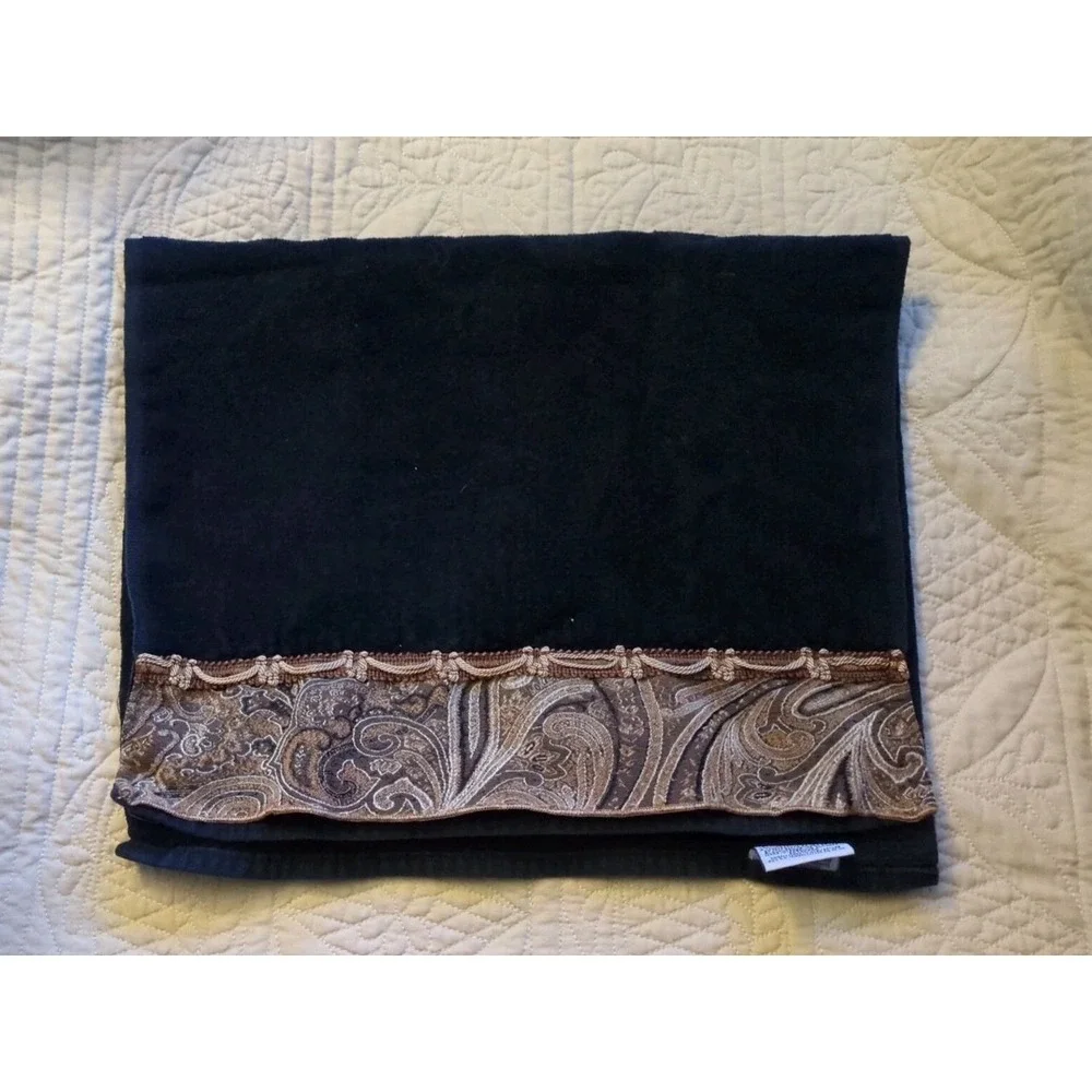 AVANTI LUXURY Black With Gold Hand Towel
